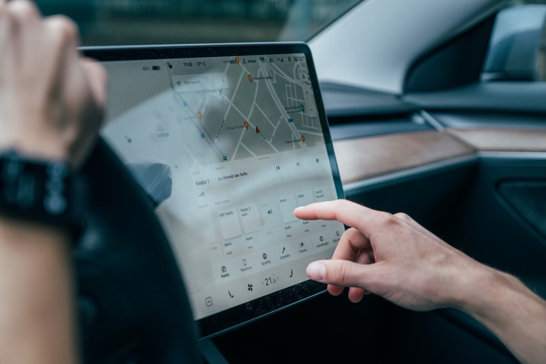 How to Use Your iPad as a Car Infotainment System